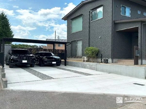 黒い外壁に映える、無駄のないモノトーンの新築外構