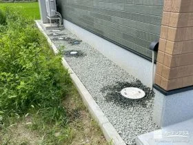 雑草を抑えてすっきりと砂利で整えた犬走りのリフォーム工事