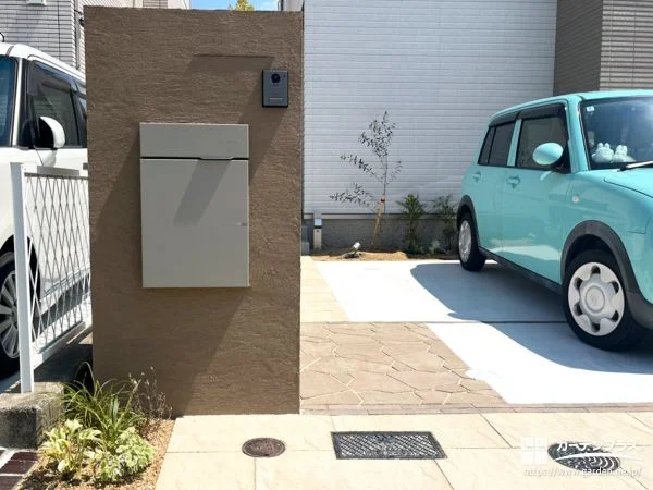 素材の質感が映える、ベージュトーンのシンプル門柱