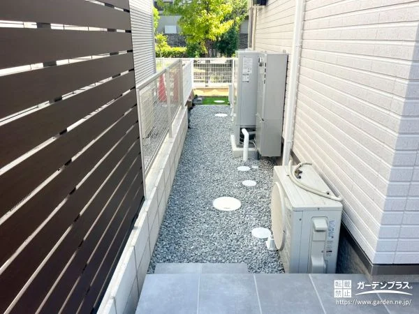 手入れが楽で見た目もすっきり、歩きやすい犬走り