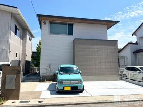 ベージュ外壁に映える、素材の重なりが魅力的な新築外構