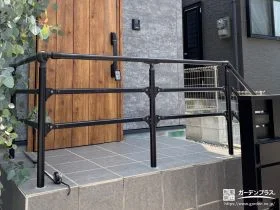 玄関ポーチからの転落事故を防ぐ手すり[施工後]