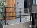 玄関ポーチからの転落事故を防ぐ手すり