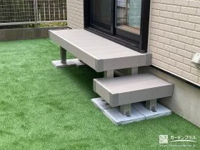 優しい印象のウッドデッキをとりつけたご家族で楽しめるお庭工事