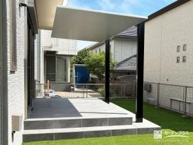 直線美が際立つスタイリッシュなテラス屋根をお庭に設置した工事