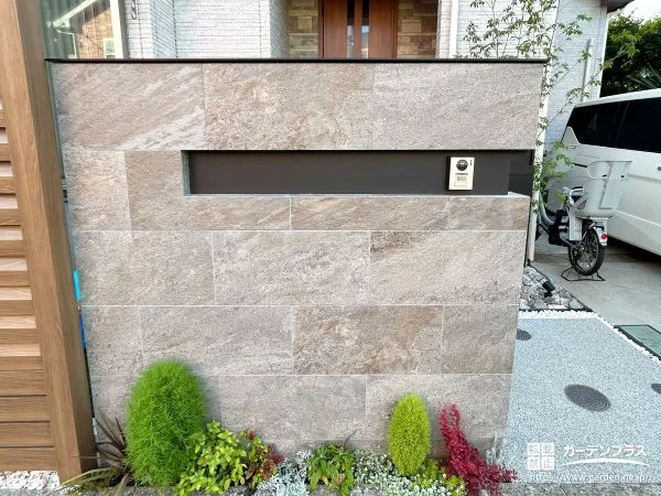 タイルと塗装のコントラストが美しい、上質な門柱デザイン