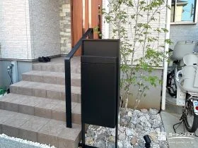 使いやすい動線を意識した宅配ボックス付きの機能門柱[施工後]