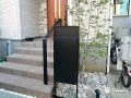 使いやすい動線を意識した宅配ボックス付きの機能門柱