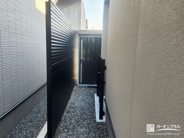No.26994 お庭の裏側をすっきり整理した目隠しフェンスと物置の設置工事[施工後]