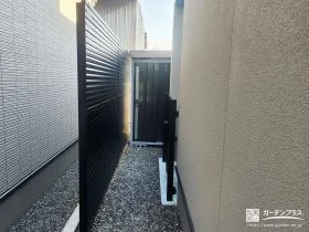 お庭の裏側をすっきり整理した目隠しフェンスと物置の設置工事