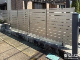 外観に自然に馴染む上品なシャイングレーの目隠しフェンス工事