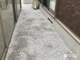 犬走りの雑草対策として白砂利を敷設[施工後]