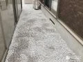 犬走りの雑草対策として白砂利を敷設