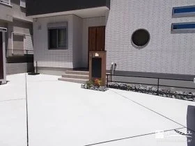 シンプルな中に動きを。斜めラインが映える外構デザイン[施工後]