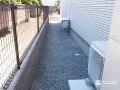 雑草を防いで美しく保つ、シンプルな犬走り