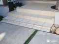 タイルを貼って仕上げた玄関ポーチ階段
