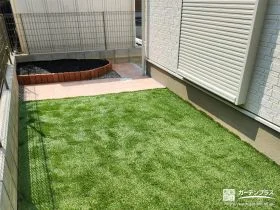 レンガとタイルを使用しナチュラルに仕上げた人工芝のお庭工事