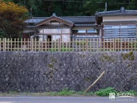 趣のある和の佇まいを引き立てる人工竹垣フェンスの設置工事