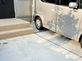 使い勝手の良さと見た目を両立した駐車スペースと犬走り工事