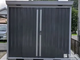 収納力とデザイン性を兼ね備えた落ち着いたグレーの物置設置工事