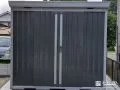 収納力とデザイン性を兼ね備えた落ち着いたグレーの物置設置工事