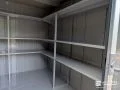 棚板付きで収納が便利な物置