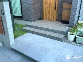 玄関まわりに心地よい1段のステップ[施工後]