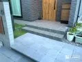 玄関まわりに心地よい1段のステップ