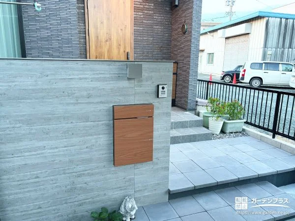 RC調が映える、統一感あるシンプルモダン新築外構