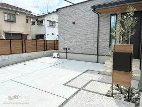 コンクリートのコントラストで魅せるナチュラルモダン外構