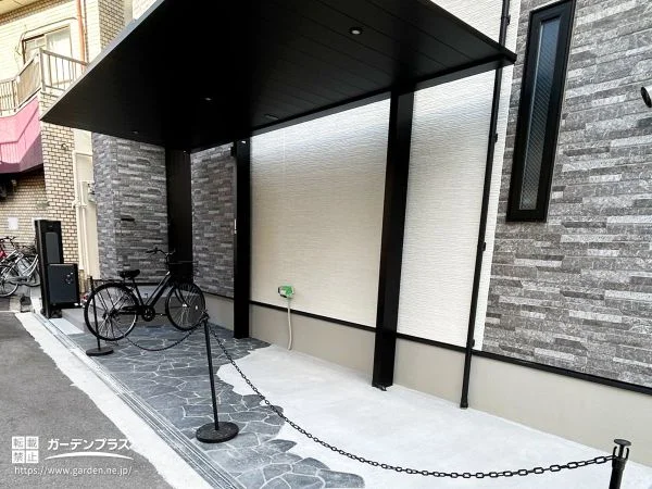 モノトーンカラーが、高級感を引き立てすサイクルポート