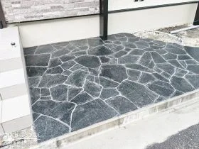 重厚感を添えるブラックの乱形石[施工後]