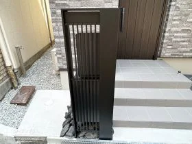 格子が映える、上質デザインの機能門柱[施工後]