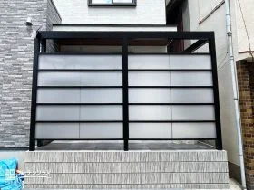 採光とプライバシーを両立するパネルタイプの目隠しフェンス[施工後]