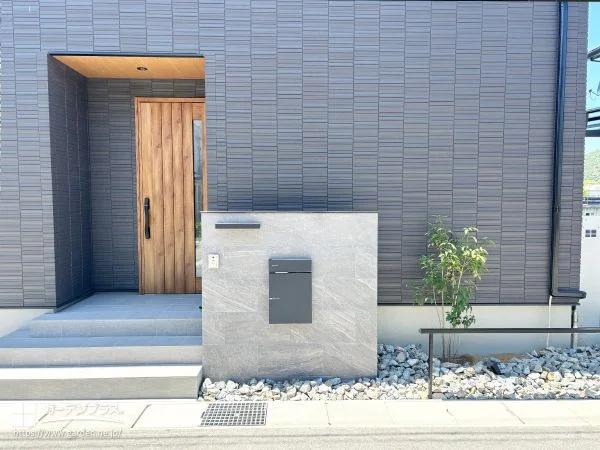 黒の外壁に映える、上質モダンな新築外構