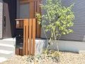明るい木調が映える、ナチュラルで統一感のある門まわり