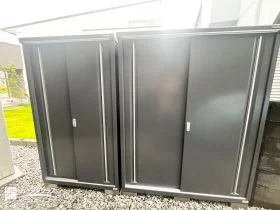 敷地形状に合わせたスマートでモダンな2つの物置[施工後]