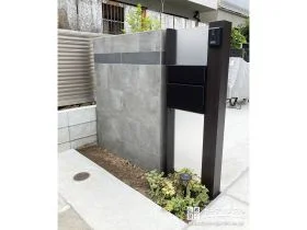 素材の質感を活かしたグレーのタイルがシックな印象の門柱工事