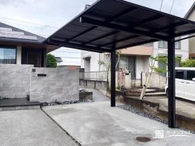 ブラックポリカのカーポートがモダンな4台分の駐車スペース[施工後]