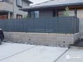 お住まいとの調和を生むダスクグレーの目隠しフェンス