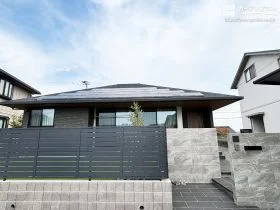 グレーの濃淡で魅せる、上質モダン新築外構