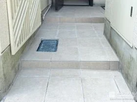 タイル張りで歩きやすい玄関ポーチ階段と平板を使用したお庭工事