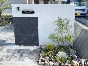 オリジナルの門柱が出迎えるモダンな門周り[施工後]