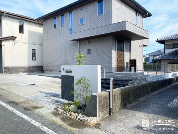 オリジナル造作門柱が映える、モダンな新築外構