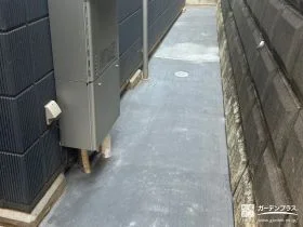 犬走りを土間コンクリートですっきりと整えた雑草対策工事