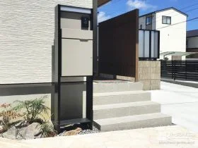 グレー×ベージュでまとめた、ナチュラルモダンな門まわり[施工後]