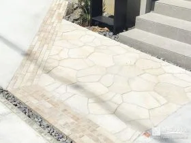 曲線と直線が調和する、やわらかな印象のアプローチ[施工後]