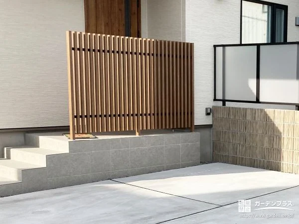 タイルと木調フェンスで彩る、上品な玄関ポーチ