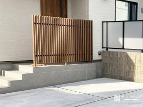 タイルと木調フェンスで彩る、上品な玄関ポーチ[施工後]