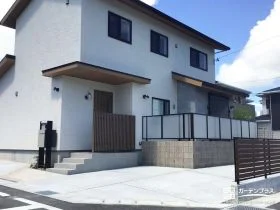 グレー×ベージュで整えた、ナチュラルモダンな新築外構